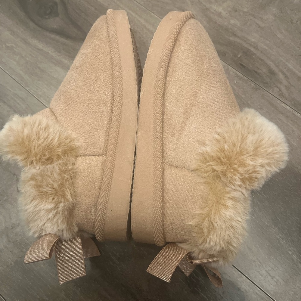 Set of 2 pairs of slippers/one of the payers is NEW